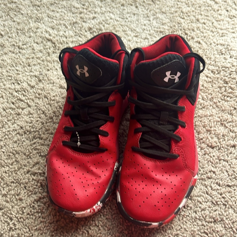 Under Armour (Sz 7Y) Boys Basketball Shoes Like new